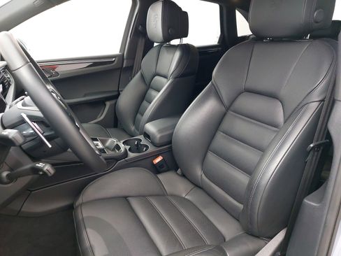 Certified 2025 Porsche Macan image 5