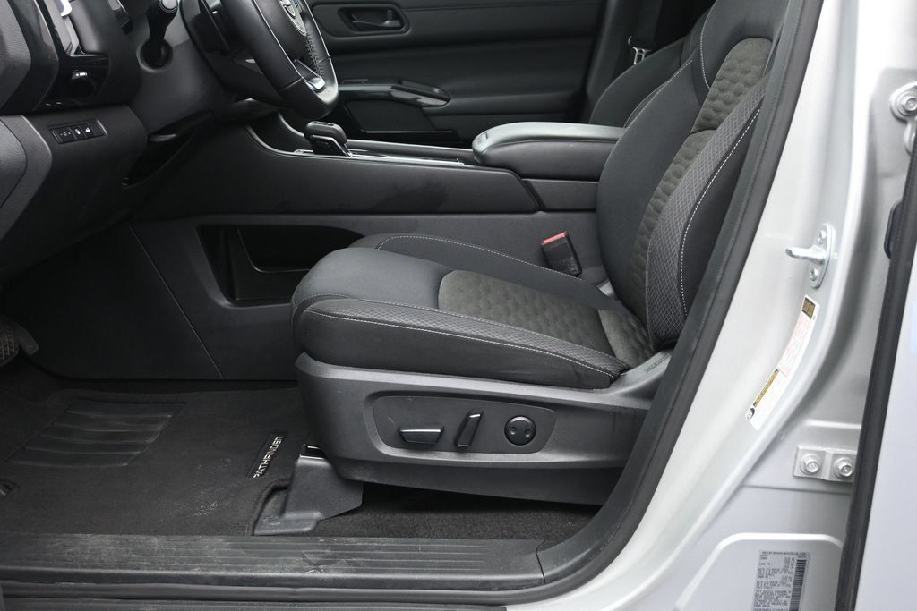Used 2025 Nissan Pathfinder SV FWD image 21