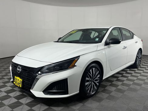 Used 2025 Nissan Altima 2.5 SV FWD image 1