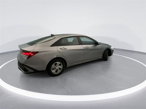Used 2025 Hyundai Elantra SE w/ Cargo Package image 4