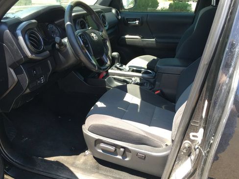 Used 2022 Toyota Tacoma TRD Off-Road w/ TRD Premium Off Road Package AWD/4WD image 4