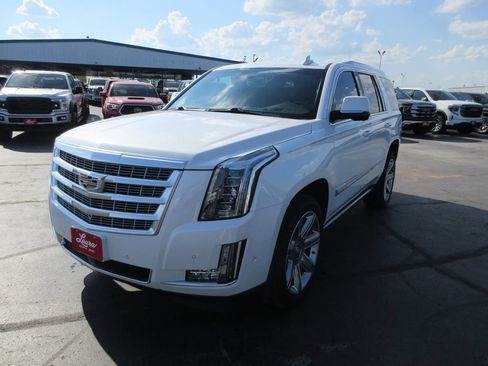 Certified 2019 Cadillac Escalade Premium Luxury AWD/4WD image 11