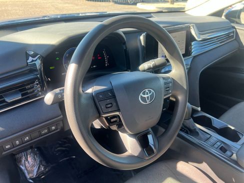 Used 2025 Toyota Camry LE image 28