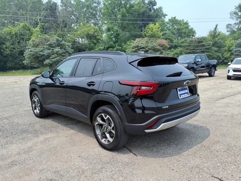 Used 2025 Chevrolet Trax LT w/ LT Convenience Package FWD image 5