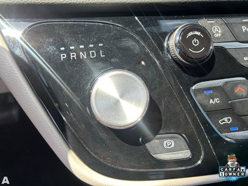 Certified 2024 Chrysler Pacifica Touring-L FWD image 25