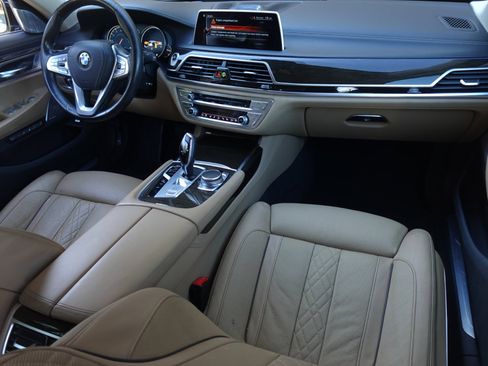 Used 2016 BMW 750i image 7