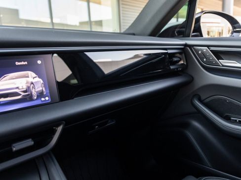 Certified 2025 Porsche Macan Electric image 28