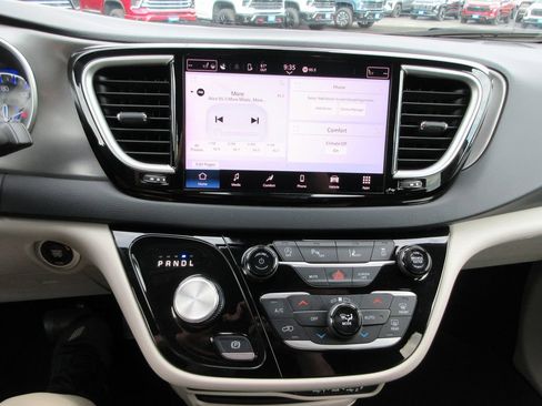 Used 2023 Chrysler Pacifica Touring-L image 29