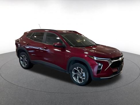 Used 2025 Chevrolet Trax LT FWD image 2