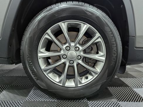 Used 2020 Jeep Cherokee Latitude Plus w/ Cold Weather Group AWD/4WD image 6