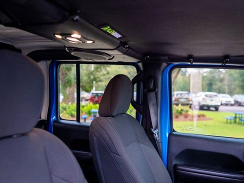 Used 2021 Jeep Gladiator Willys image 8