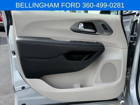 Used 2024 Chrysler Pacifica Touring-L image 15