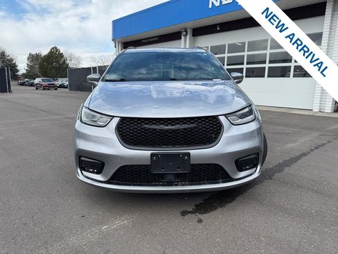 Used 2021 Chrysler Pacifica Touring w/ S Appearance Package image 2