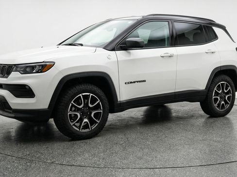 Used 2025 Jeep Compass Trailhawk image 3