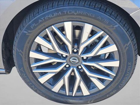 Used 2024 Nissan Altima 2.5 SV FWD image 17