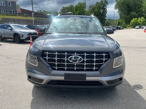 Used 2024 Hyundai Venue SEL FWD image 2