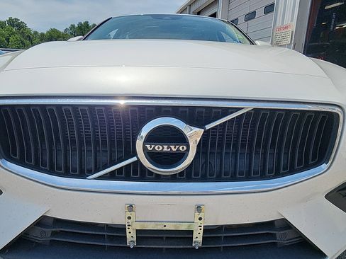 Used 2020 Volvo S60 T5 Momentum FWD image 11