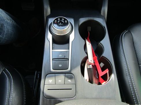 Used 2022 Ford Escape Titanium FWD image 34