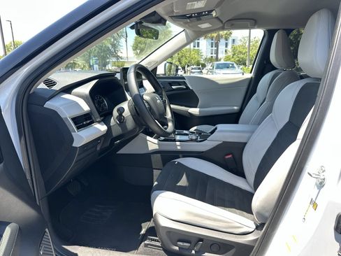 Used 2025 Mitsubishi Outlander AWD image 16