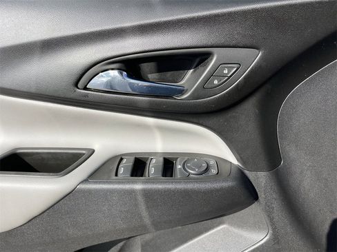 Used 2021 Chevrolet Equinox LS image 20