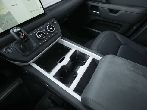 Used 2025 Land Rover Defender 110 S image 21