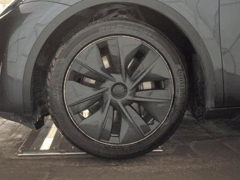 Used 2025 Tesla Model Y Long Range image 29