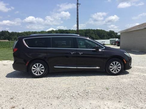 Used 2018 Chrysler Pacifica Touring-L w/ Premium Audio Group FWD image 2