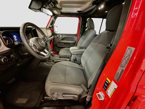 Used 2025 Jeep Wrangler Unlimited Sahara AWD/4WD image 13