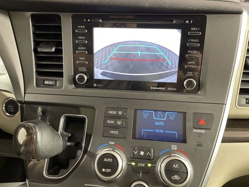 Used 2018 Toyota Sienna XLE Premium image 25