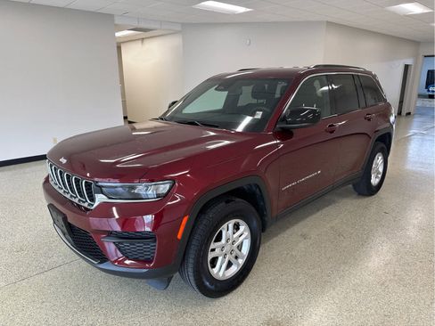Used 2024 Jeep Grand Cherokee Laredo AWD/4WD image 1