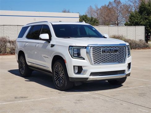 Used 2022 GMC Yukon Denali w/ Denali Premium Package image 3