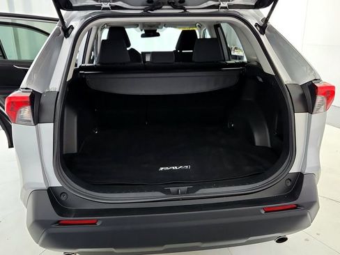 Used 2021 Toyota RAV4 LE w/ Carpet Mat Package (TMS) AWD/4WD image 20