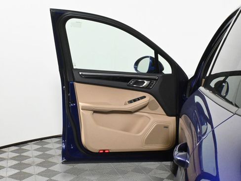 Used 2025 Porsche Macan AWD/4WD image 34