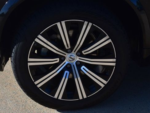 Used 2023 Volvo XC90 B6 Plus image 11