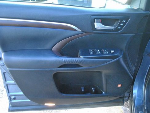 Used 2014 Toyota Highlander Limited image 17