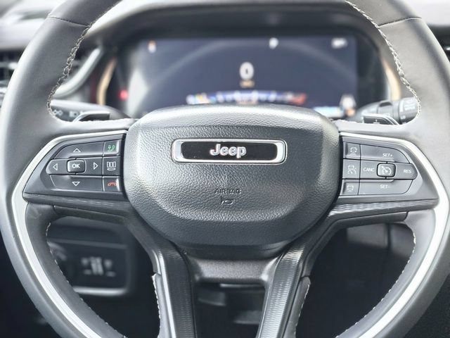 Used 2025 Jeep Grand Cherokee Altitude AWD/4WD image 17