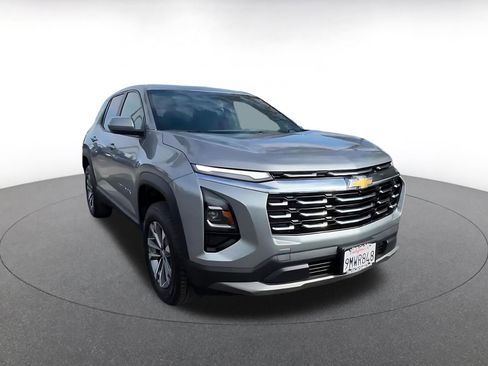 Used 2025 Chevrolet Equinox LT FWD image 3