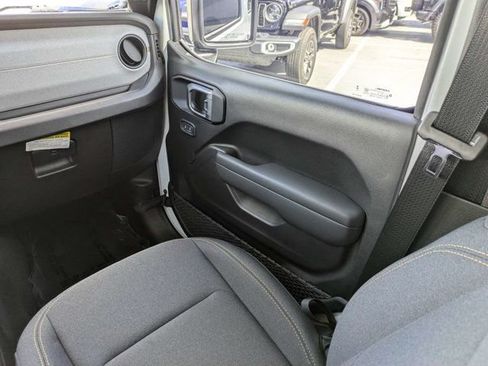 Certified 2025 Jeep Gladiator Sport AWD/4WD image 17