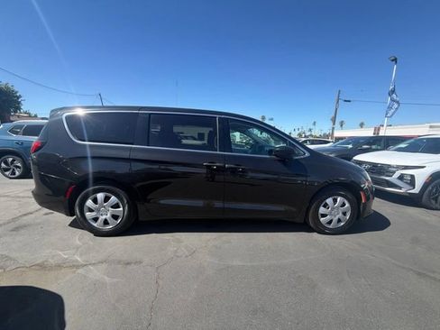 Used 2020 Chrysler Voyager L FWD image 4