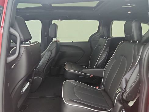 New 2027 Chrysler Pacifica Limited AWD/4WD image 30