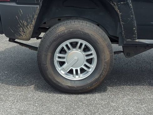 Used 2009 HUMMER H3 w/ Chrome Appearance Package AWD/4WD image 32