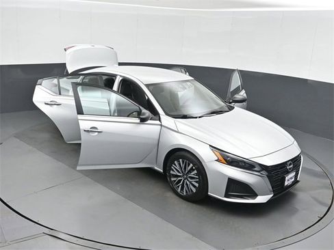 Used 2025 Nissan Altima 2.5 SV image 50