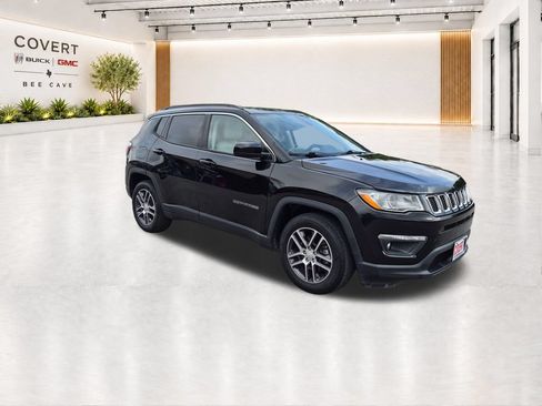Used 2018 Jeep Compass Latitude FWD image 1
