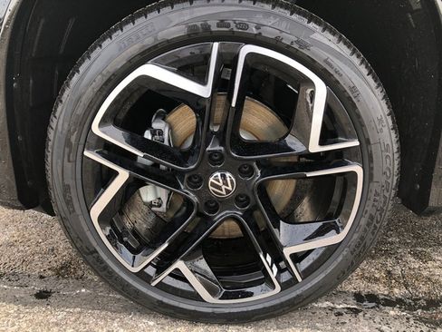 New 2026 Volkswagen Tiguan SEL R-Line image 9