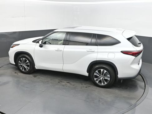 Used 2022 Toyota Highlander XLE AWD/4WD image 35
