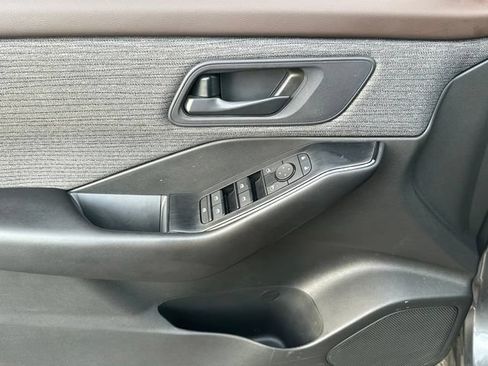 Used 2023 Nissan Rogue S AWD/4WD image 18