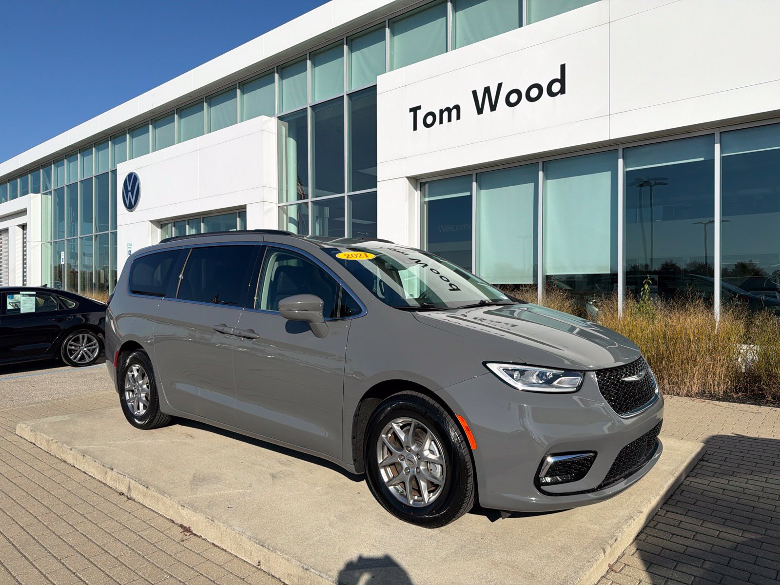 Used 2021 Chrysler Pacifica Touring w/ Cold Weather Group FWD image 13