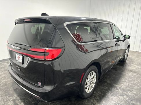 Used 2023 Chrysler Pacifica Touring-L FWD image 6
