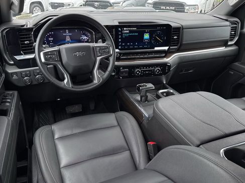 Used 2025 Chevrolet Silverado 1500 LT Trail Boss w/ Convenience Package II AWD/4WD image 7