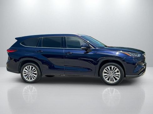 Used 2023 Toyota Highlander Platinum FWD image 4